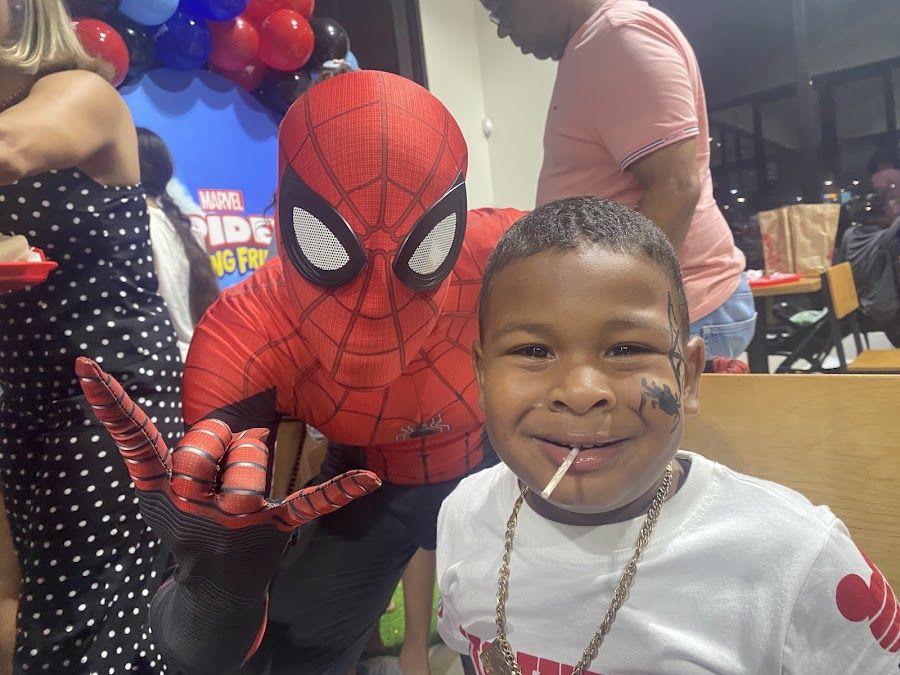 Spiderman con un niño en una fiesta
