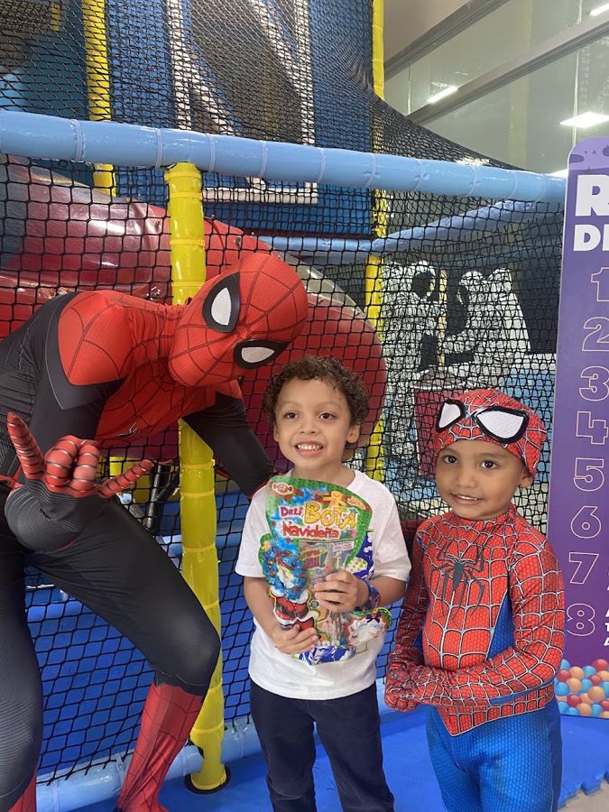 Spiderman animando una fiesta infantil